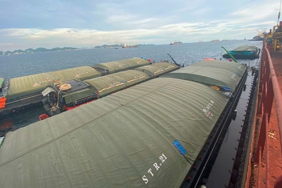 เรือเล็กมายังท่านครหลวง